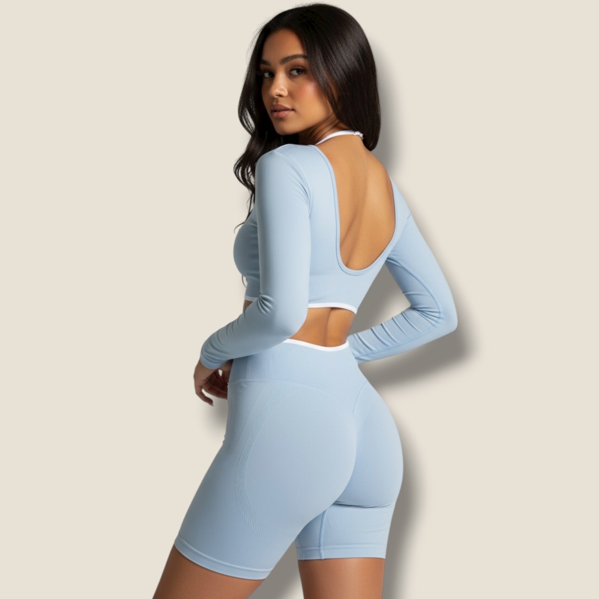 langärmeliges Sporttop mit kurzer Hose und weißem Sport-BH Set - AuriFit 