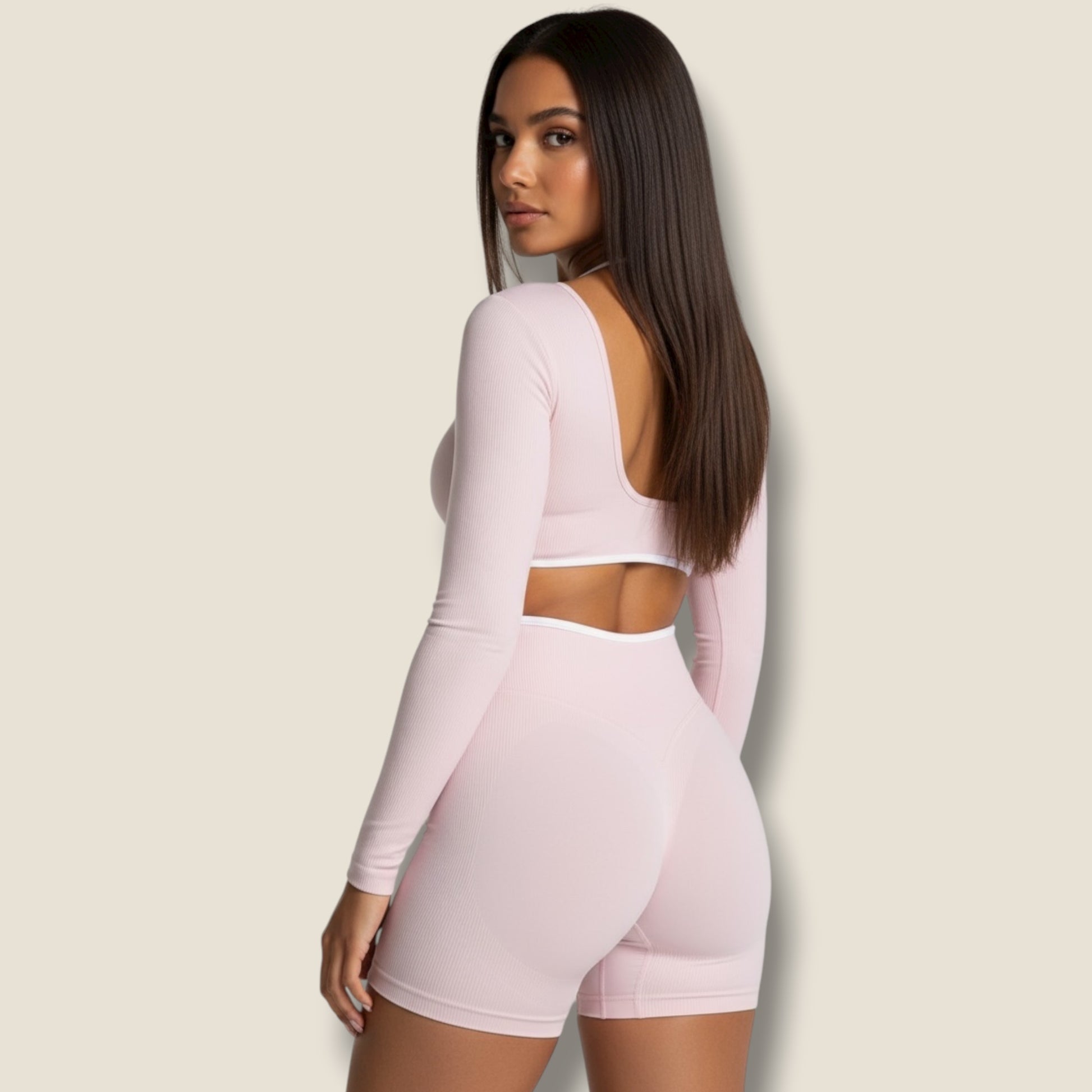 langärmeliges Sporttop mit kurzer Hose und weißem Sport-BH Set - AuriFit 