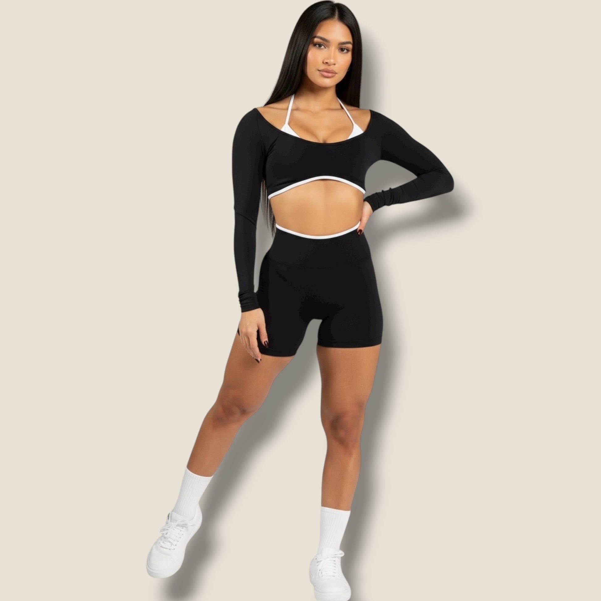 langärmeliges Sporttop mit kurzer Hose und weißem Sport-BH Set - AuriFit 
