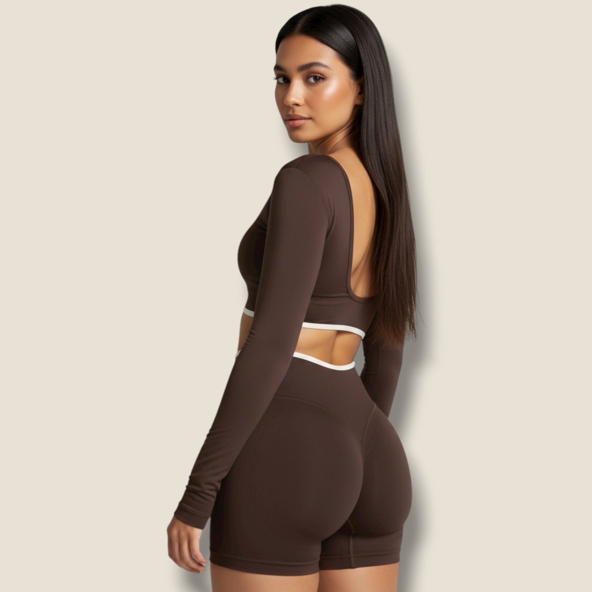 langärmeliges Sporttop mit kurzer Hose und weißem Sport-BH Set - AuriFit 