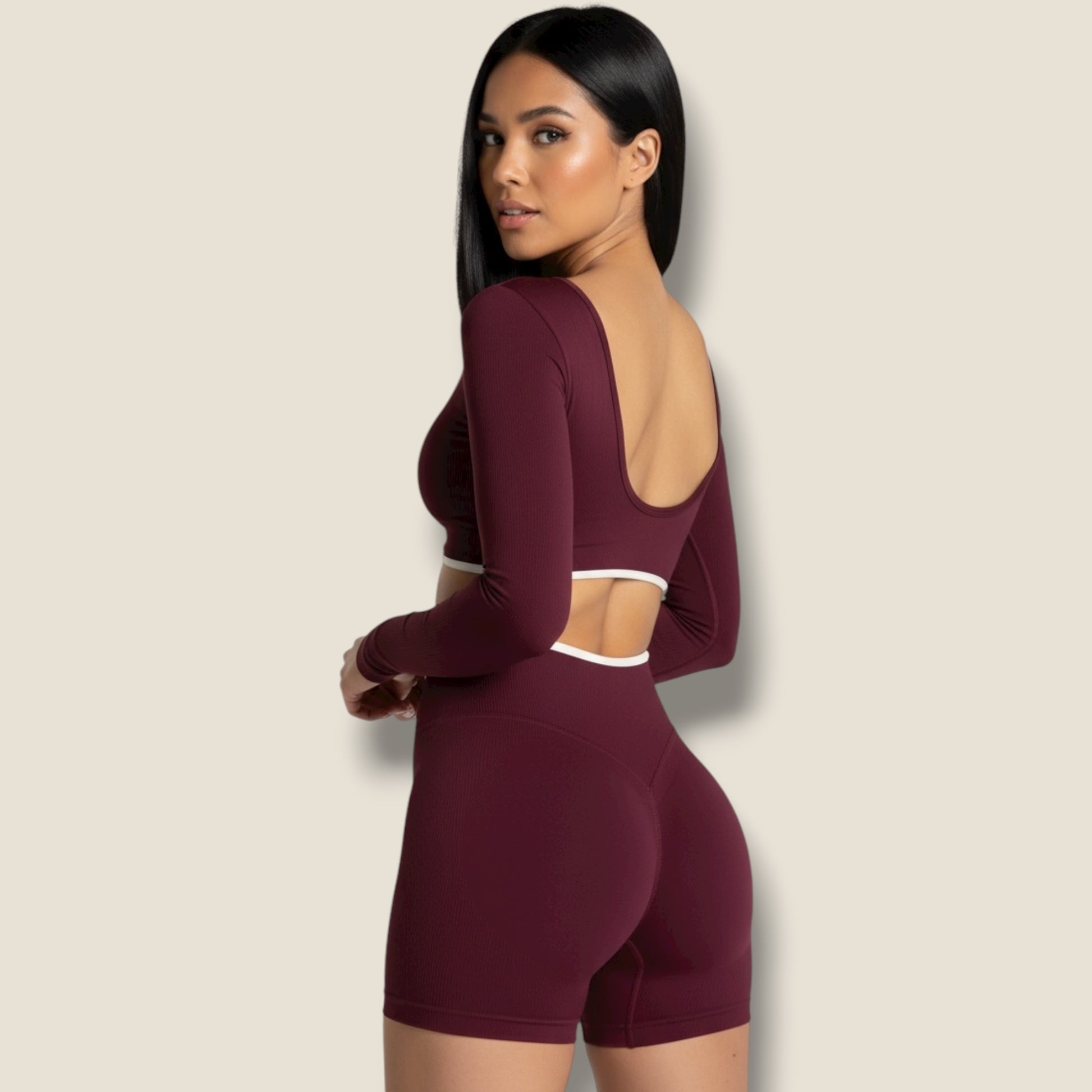 langärmeliges Sporttop mit kurzer Hose und weißem Sport-BH Set - AuriFit 