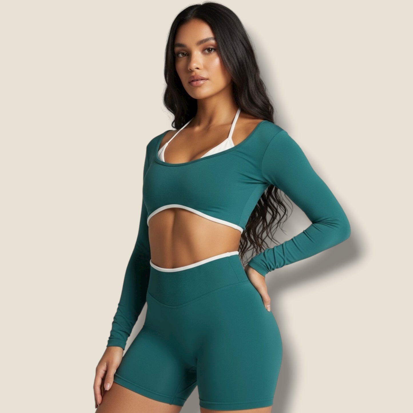 langärmeliges Sporttop mit kurzer Hose und weißem Sport-BH Set - AuriFit 