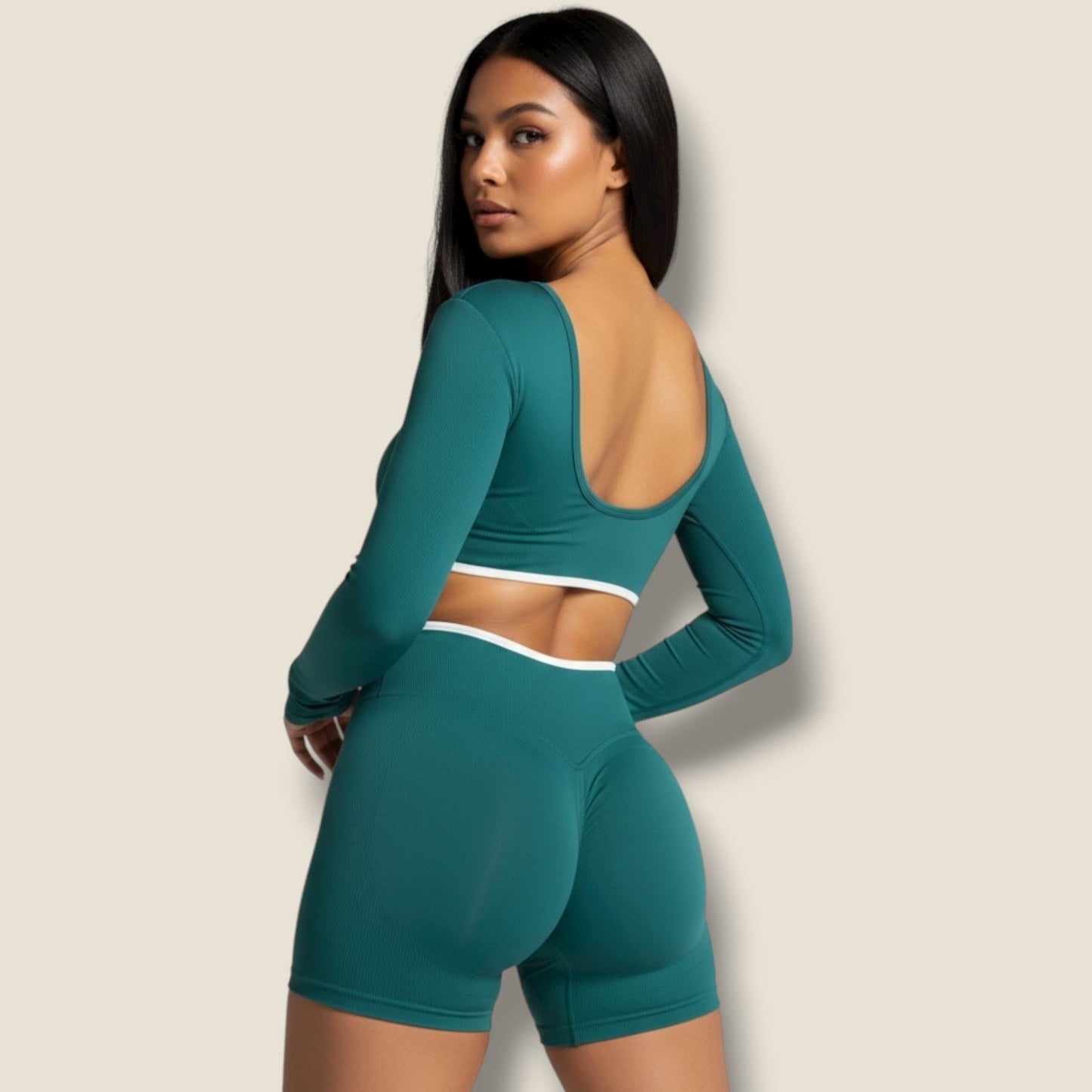 langärmeliges Sporttop mit kurzer Hose und weißem Sport-BH Set - AuriFit 