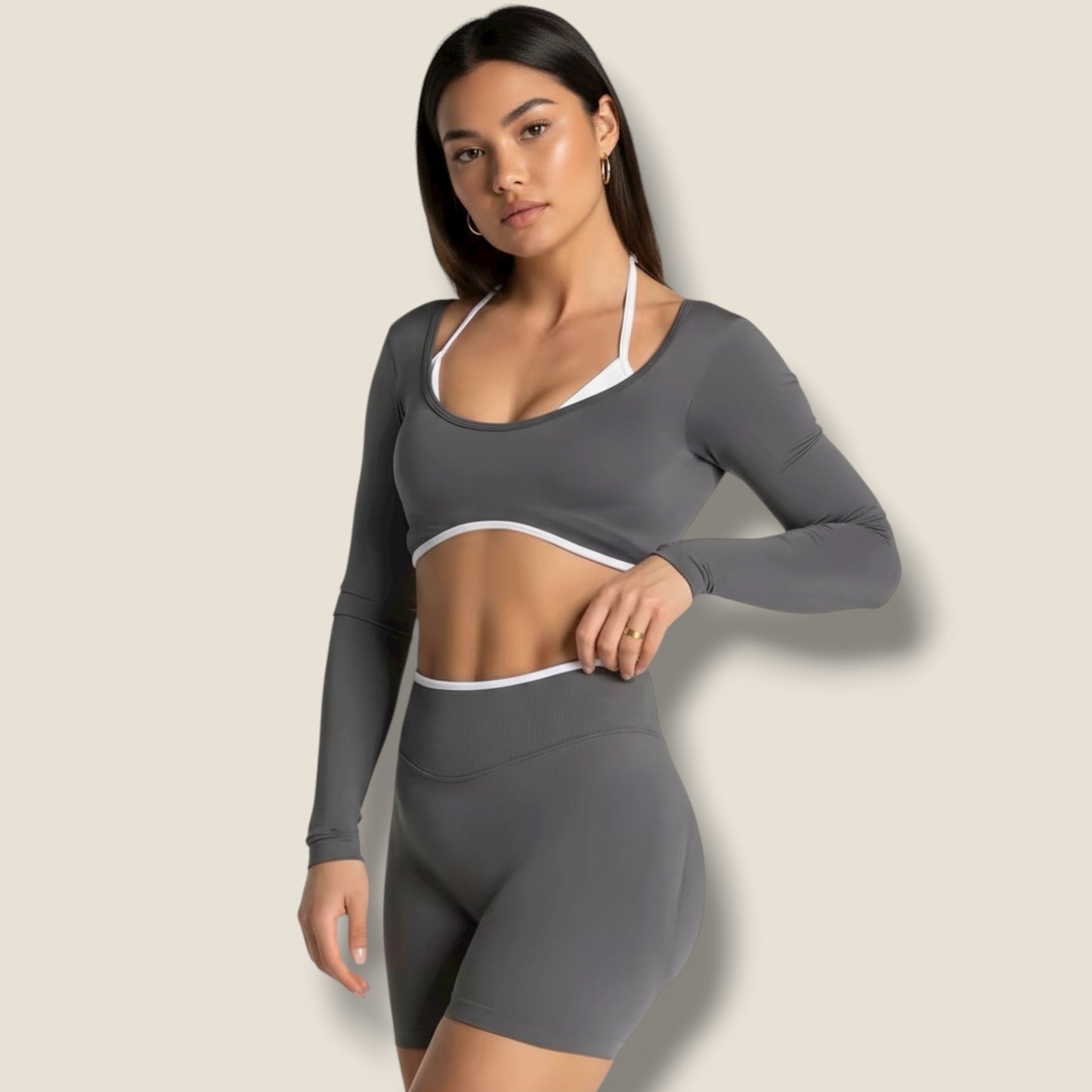 langärmeliges Sporttop mit kurzer Hose und weißem Sport-BH Set - AuriFit 